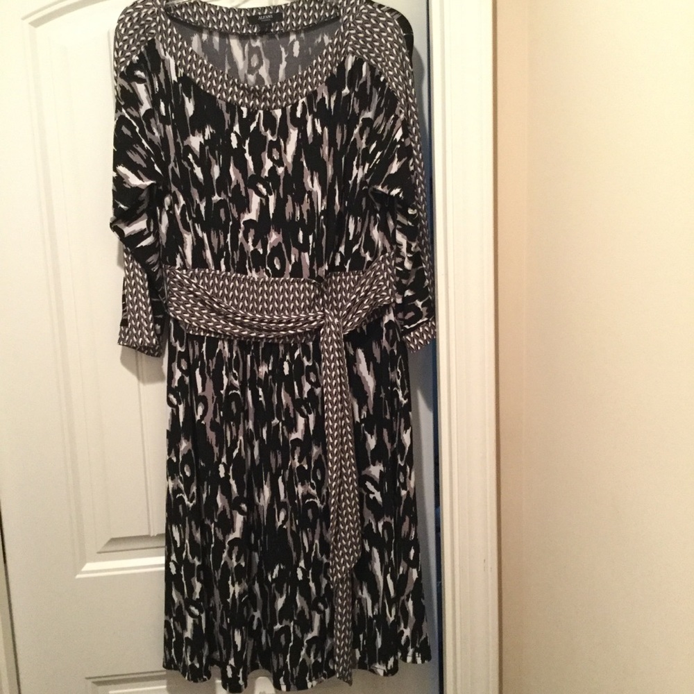 Women’s quarter sleeve dress.